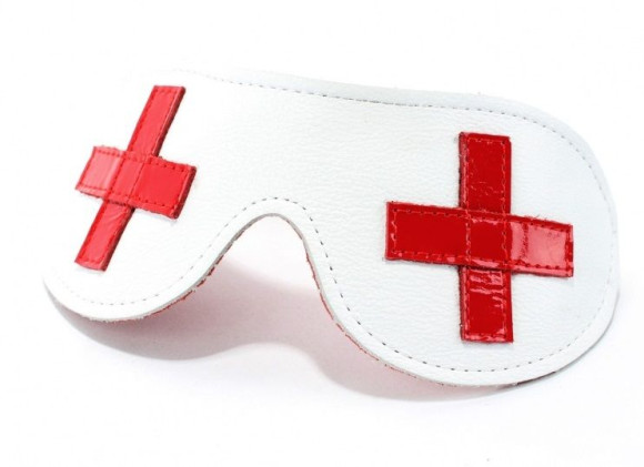 Маска из натуральной белой кожи с красными лаковыми крестами Маска из натуральной белой кожи с красными лаковыми крестами