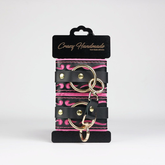 Черные кожаные наручники с розовой строчкой Черные кожаные наручники с розовой строчкой