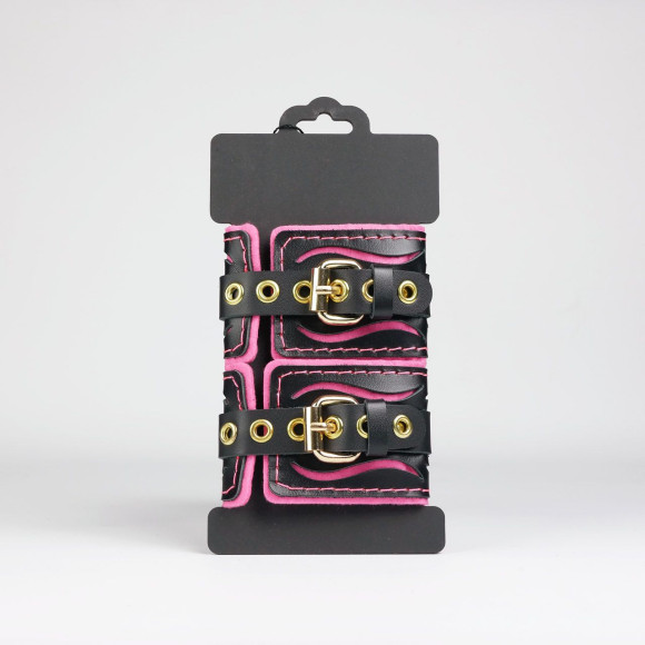Черные кожаные наручники с розовой строчкой Черные кожаные наручники с розовой строчкой