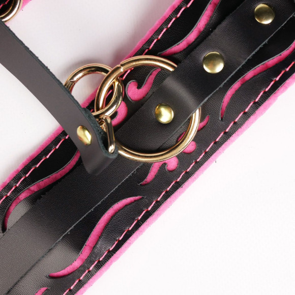 Черные кожаные оковы с розовой строчкой Черные кожаные оковы с розовой строчкой