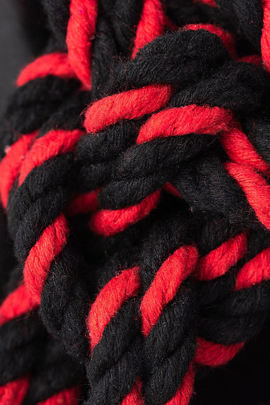 Черно-красные наручники-оковы «Узел-Альфа» из хлопковой веревки Черно-красные наручники-оковы «Узел-Альфа» из хлопковой веревки