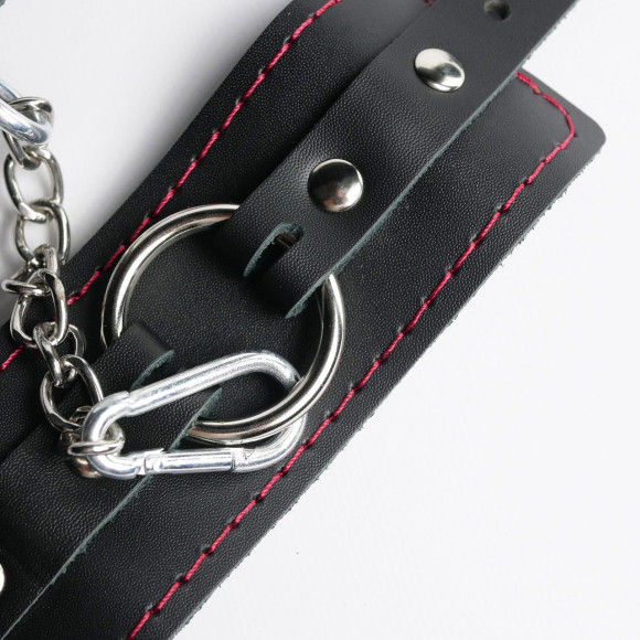 Черные кожаные наручники с красной строчкой Черные кожаные наручники с красной строчкой