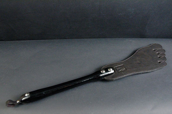 Чёрная шлёпалка Горячая ступня - 45 см. Чёрная шлёпалка Горячая ступня - 45 см.