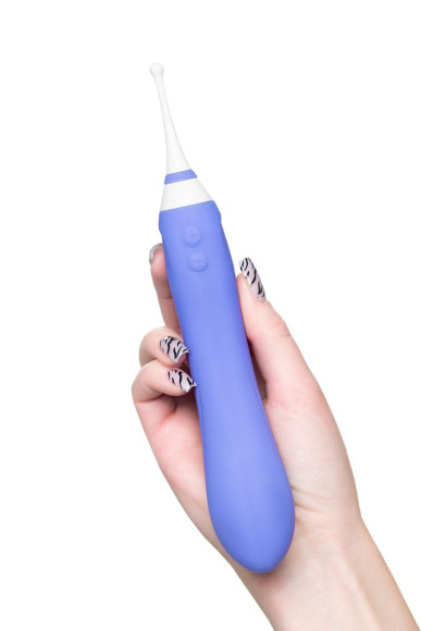 Сиреневый двусторонний вибромассажер Hyphy с клиторальным стимулятором - 21,6 см. Сиреневый двусторонний вибромассажер Hyphy с клиторальным стимулятором - 21,6 см.