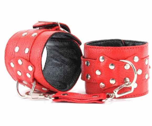 Красные кожаные наручники Красные кожаные наручники