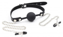 Черный кляп-шарик с зажимами на соски на металлических цепочках