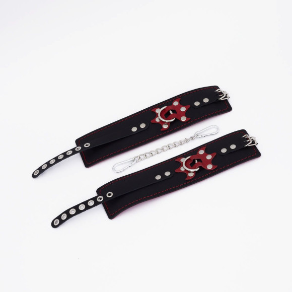 Черные кожаные оковы с красным декором и строчкой Черные кожаные оковы с красным декором и строчкой