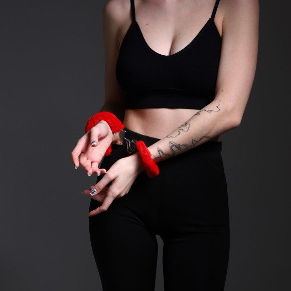 Наручники «Всю ночь напролёт» с красной меховой опушкой Наручники «Всю ночь напролёт» с красной меховой опушкой