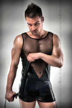 Соблазнительный мужской комплект: майка и шорты Соблазнительный мужской комплект: майка и шорты