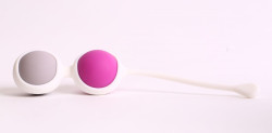 Вагинальные шарики разного веса в белом держателе Вагинальные шарики разного веса в белом держателе