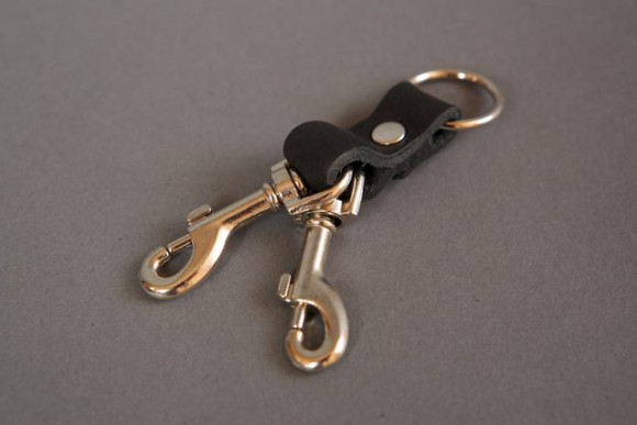 Два карабина на кожаной стяжке Два карабина на кожаной стяжке