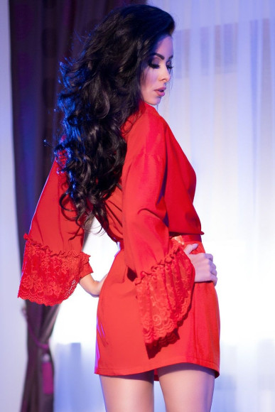 Пеньюар с кружевными оборками на рукавах Пеньюар с кружевными оборками на рукавах