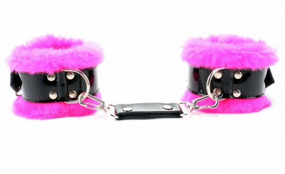 Розовые меховые оковы с ремешками из лакированной кожи Розовые меховые оковы с ремешками из лакированной кожи