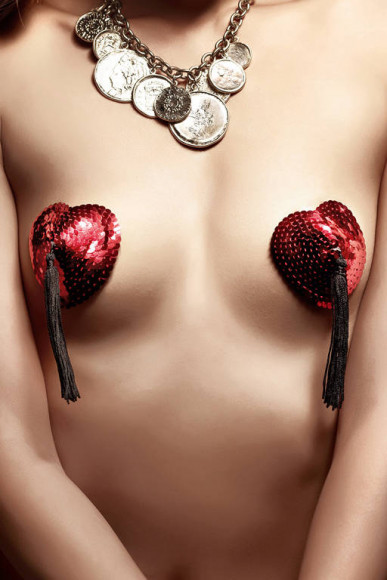 Красные накладки на соски в форме сердца с пайетками и черными кистями Dolce Vita