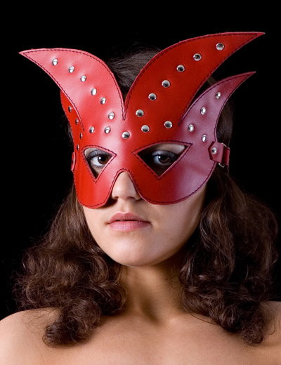 Красная кожаная маска на глаза с клёпками Красная кожаная маска на глаза с клёпками