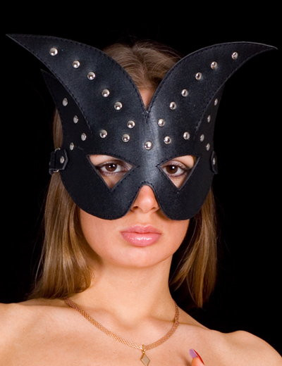 Чёрная кожаная маска на глаза с клёпками Чёрная кожаная маска на глаза с клёпками