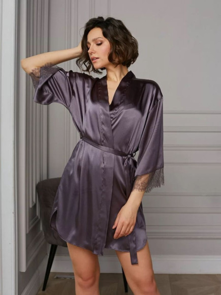 Короткий пеньюар с кружевной отделкой Короткий пеньюар с кружевной отделкой