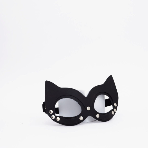 Черная кожаная маска кошки с клепками