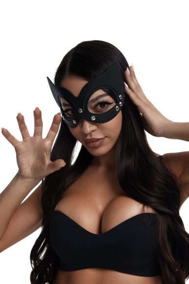 Черная кожаная маска кошки с клепками