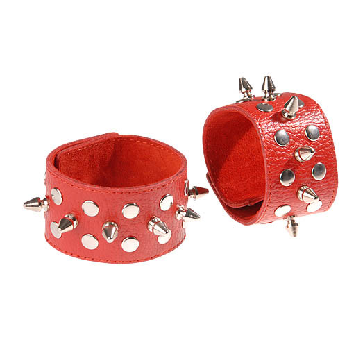 Красные напульсники с шипами и заклепками Красные напульсники с шипами и заклепками