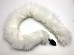 Черная анальная пробка с белым длинным хвостом Черная анальная пробка с белым длинным хвостом