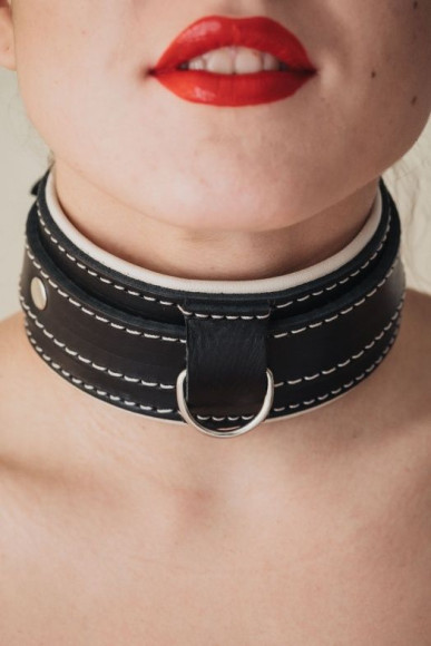 Черный ошейник с бежевым подкладом Черный ошейник с бежевым подкладом