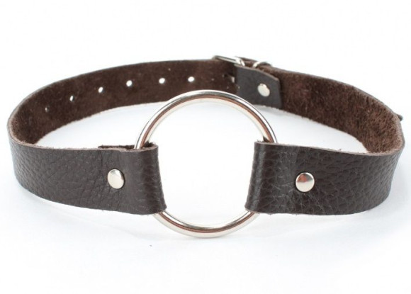 Коричневый кожаный кляп с металлическим кольцом Коричневый кожаный кляп с металлическим кольцом