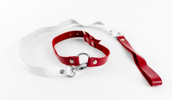 Бело-красный чокер из натуральной кожи с поводком Бело-красный чокер из натуральной кожи с поводком