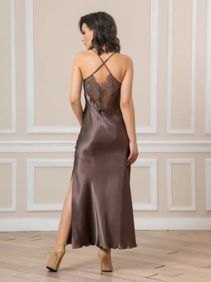 Длинная сорочка на узких бретелях с разрезом по ножке Длинная сорочка на узких бретелях с разрезом по ножке