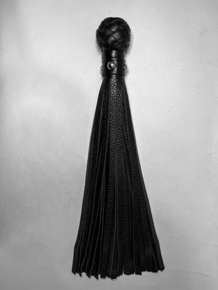 Черная генитальная кожаная плеть - 30 см. Черная генитальная кожаная плеть - 30 см.