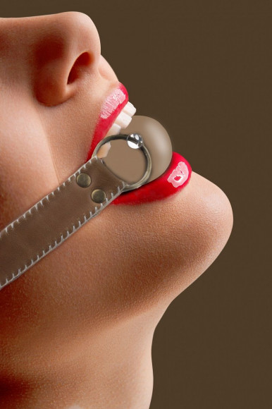 Коричневый силиконовый кляп-шар на кожаных ремешках Коричневый силиконовый кляп-шар на кожаных ремешках