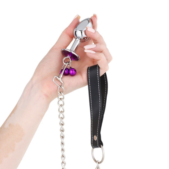 Серебристая анальная пробка с фиолетовым кристаллом, колокольчиками и поводком Серебристая анальная пробка с фиолетовым кристаллом, колокольчиками и поводком