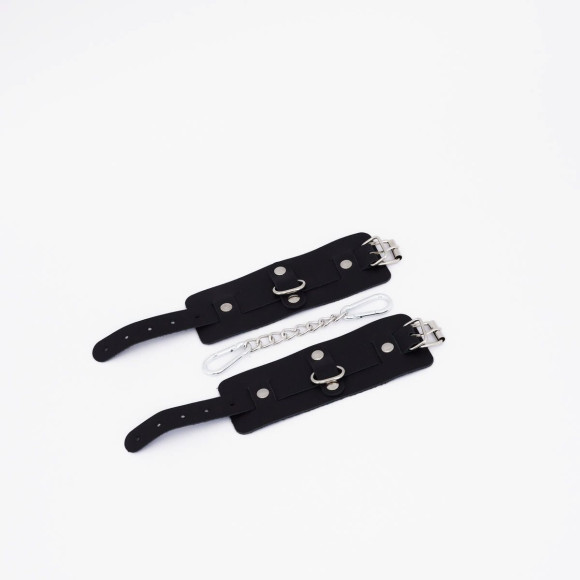 Черные кожаные наручники с хромированной фурнитурой Черные кожаные наручники с хромированной фурнитурой
