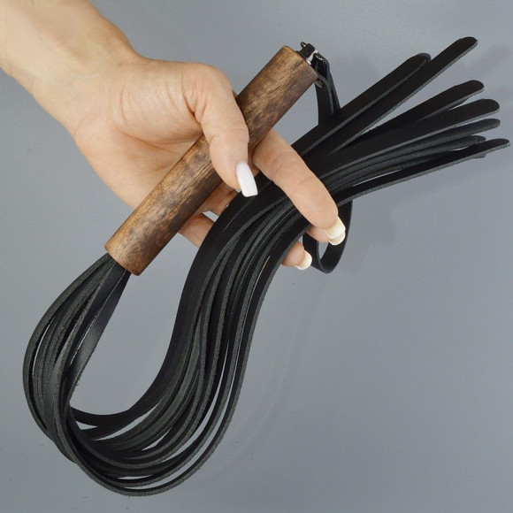 Черная кожаная плеть с деревянной рукоятью - 58 см. Черная кожаная плеть с деревянной рукоятью - 58 см.