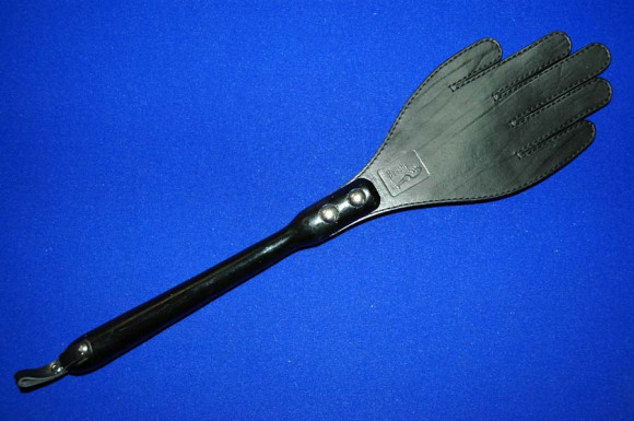 Чёрная кожаная шлёпалка Горячая ладонь - 45 см. Чёрная кожаная шлёпалка Горячая ладонь - 45 см.