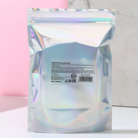 Набор бомбочек для ванны с ароматом клубники «Сильной и независимой» Набор бомбочек для ванны с ароматом клубники «Сильной и независимой»