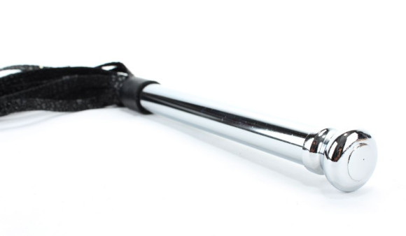 Черная плетка с металлической ручкой - 43 см. Черная плетка с металлической ручкой - 43 см.