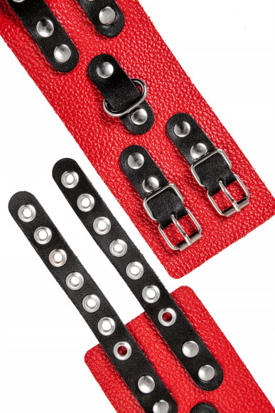 Красно-черные мягкие наручники с двумя ремешками с люверсами Красно-черные мягкие наручники с двумя ремешками с люверсами