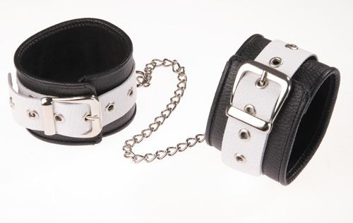 Черно-белые оковы на ноги Черно-белые оковы на ноги